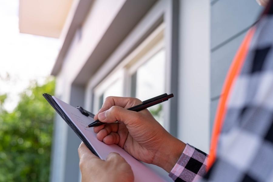 inspector close up taking notes of house inspection queens ny